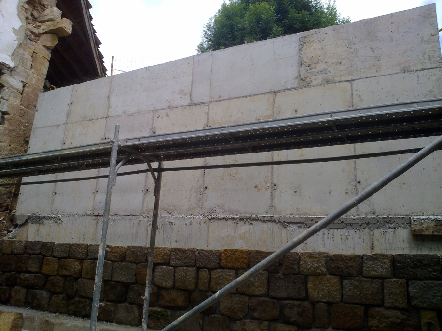 Muro de hormigón armado en sostenimiento de tierras