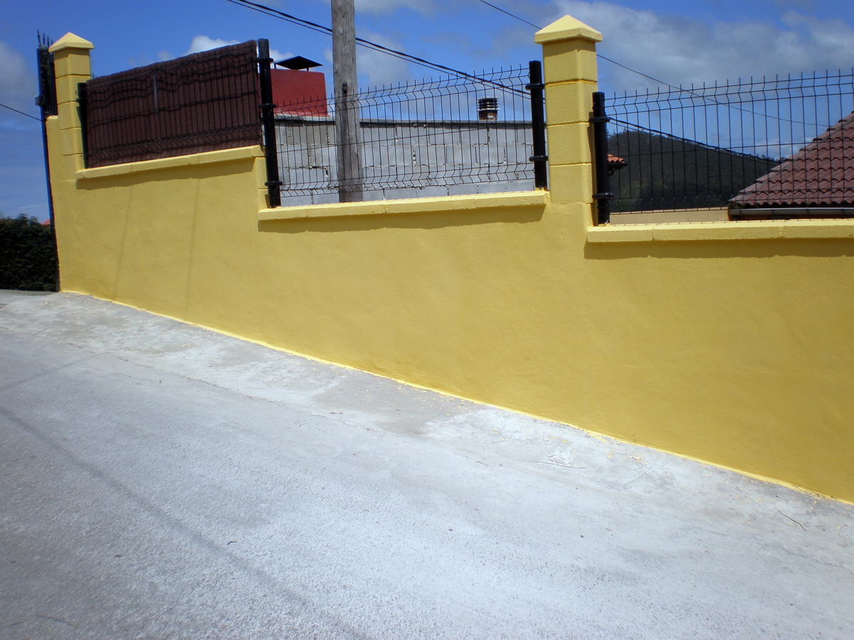 MURO DE HORMIGON y VALLA DE MALLA HERCULES