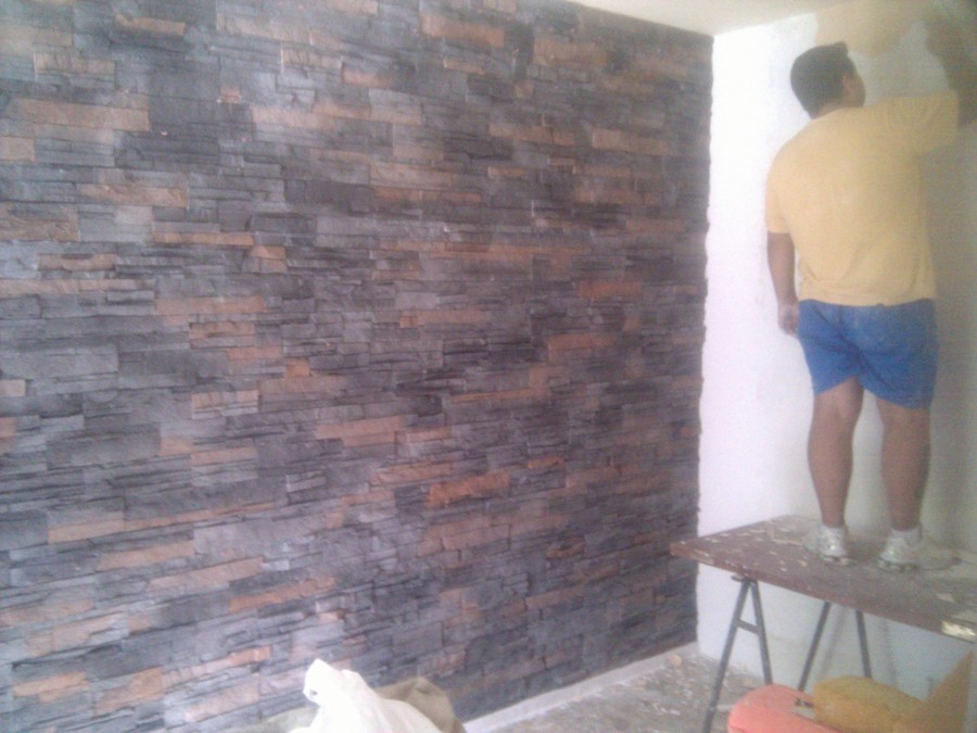 Muro de piedra natural en el salón