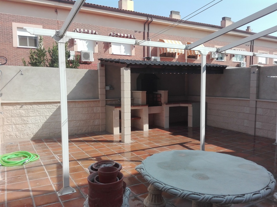 Muro perimetral,tejado y barbacoa