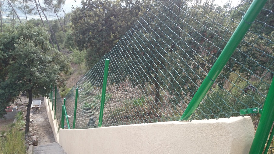 MURO RECONSTRUIDO ,ENMALLADO Y PINTADO