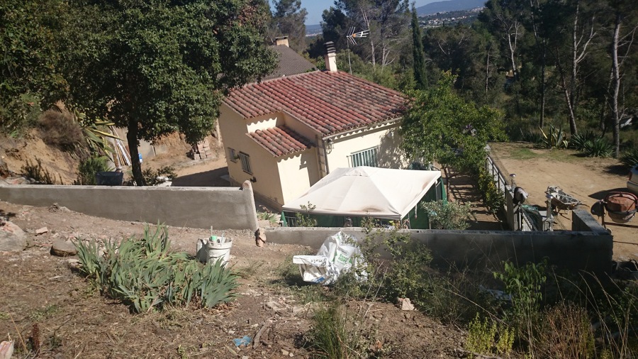 MURO RECONSTRUIDO Y REVESTIDO CON MORTERO