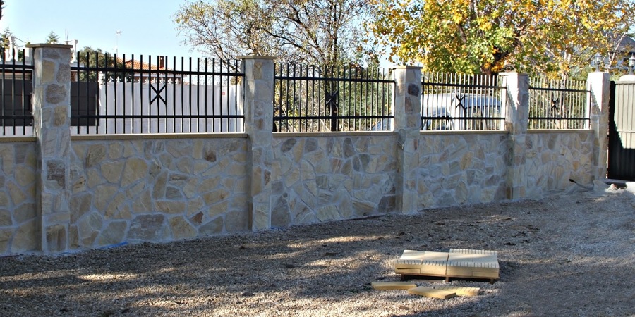 Muro revestido de piedra natural