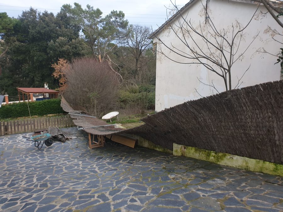Muro y valla después de la tormenta