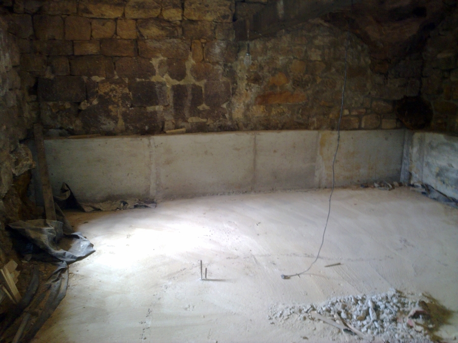 Muros de hormigón en refuerzo de cimentaciones, realizado por bataches