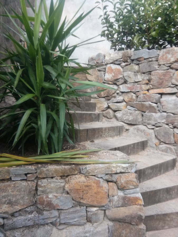 MUROS DE PIEDRA Y ESCALERAS DE TRAVIESAS.