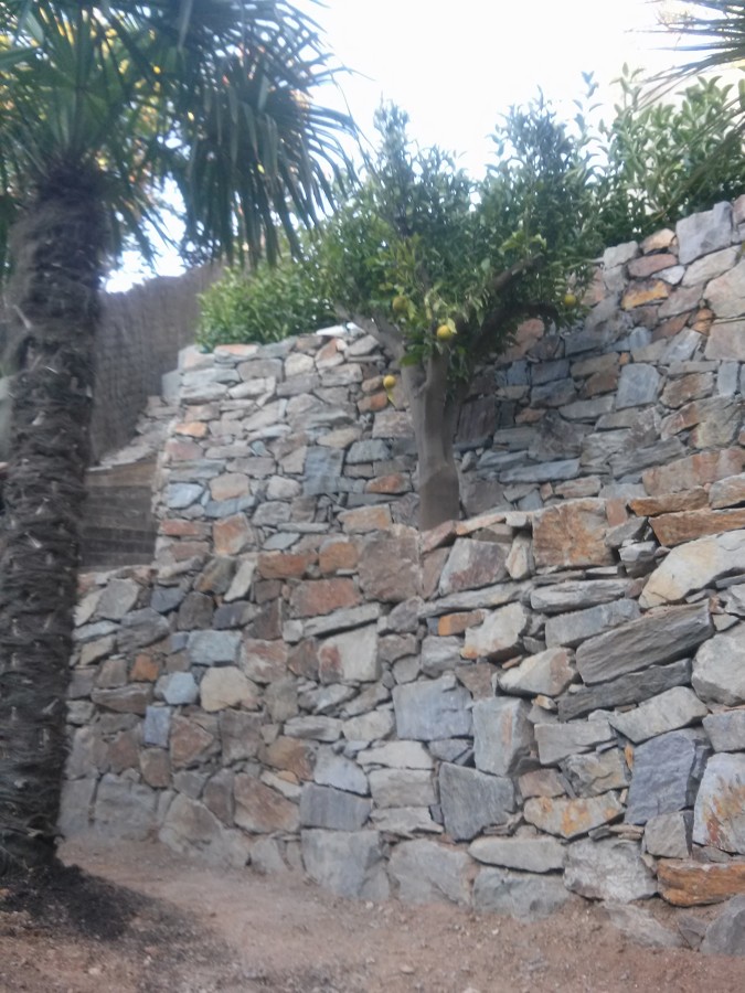 MUROS DE PIEDRA Y ESCALERAS DE TRAVIESAS.