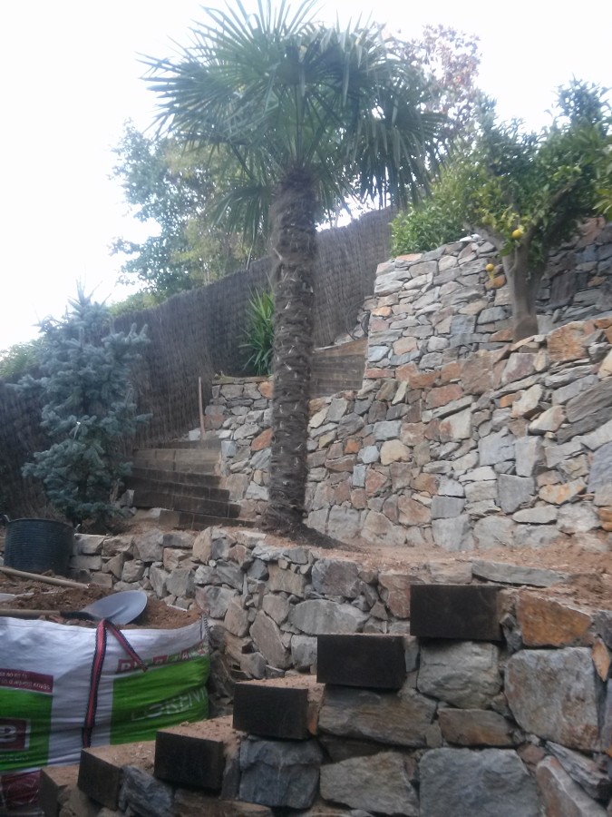 MUROS DE PIEDRA Y ESCALERAS DE TRAVIESAS.