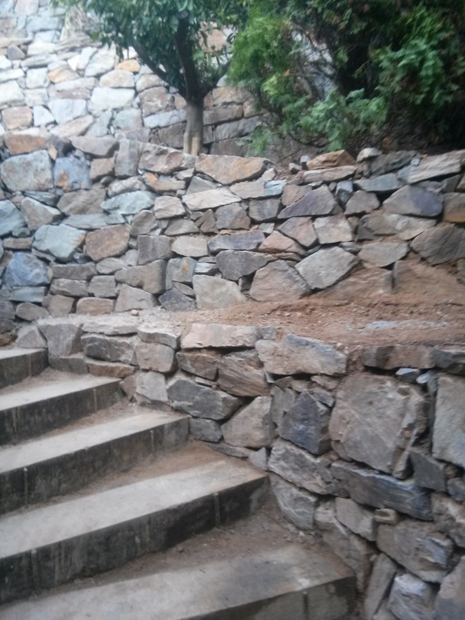 MUROS DE PIEDRA Y ESCALERAS DE TRAVIESAS.