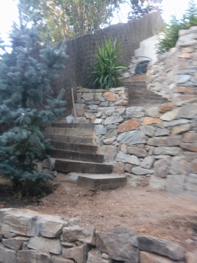 MUROS DE PIEDRA Y ESCALERAS DE TRAVIESAS.