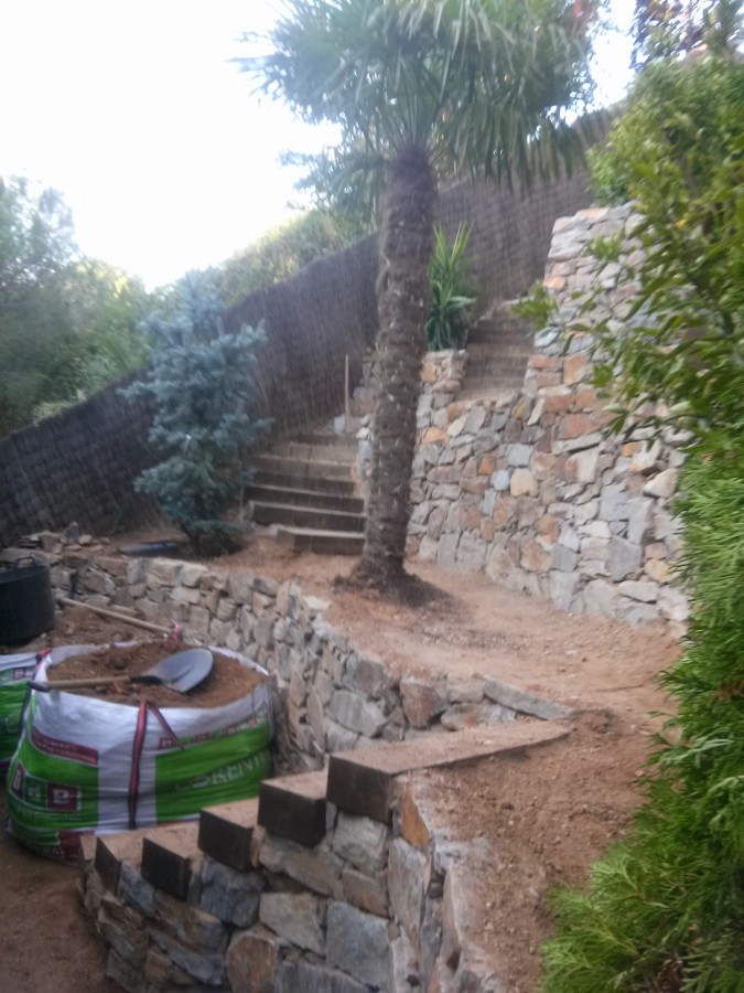 MUROS DE PIEDRA Y ESCALERAS DE TRAVIESAS.