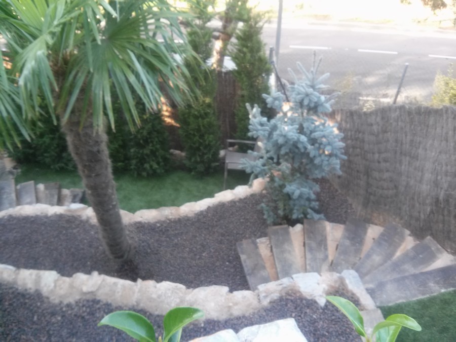 MUROS DE PIEDRA Y ESCALERAS DE TRAVIESAS.