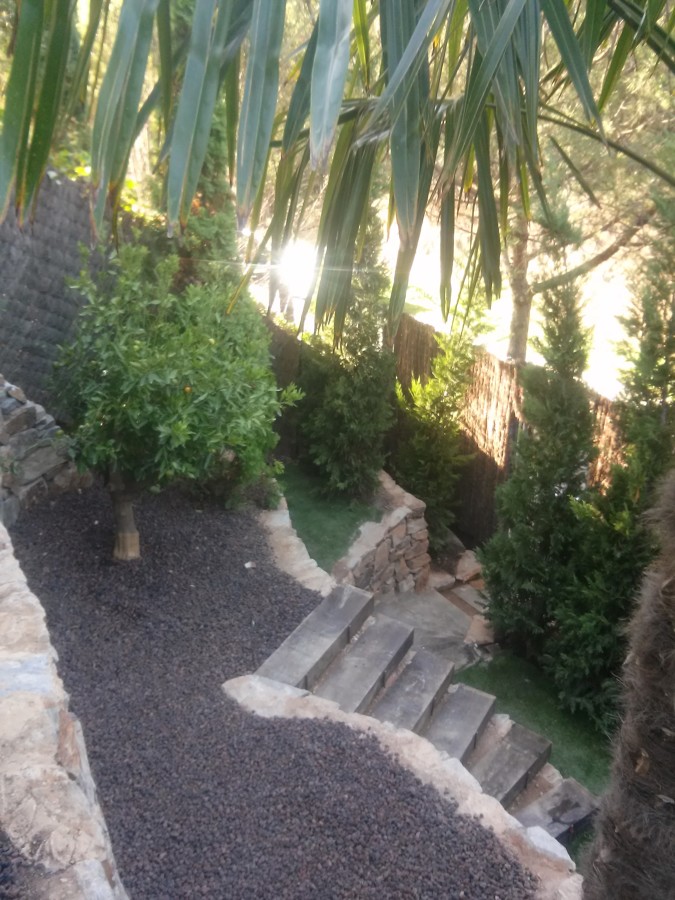 MUROS DE PIEDRA Y ESCALERAS DE TRAVIESAS.