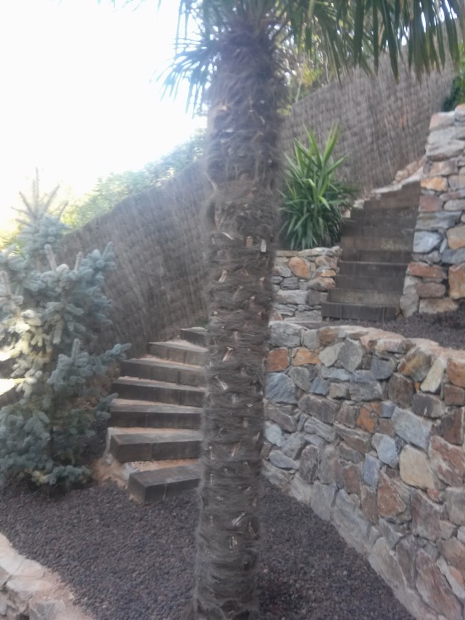 MUROS DE PIEDRA Y ESCALERAS DE TRAVIESAS.
