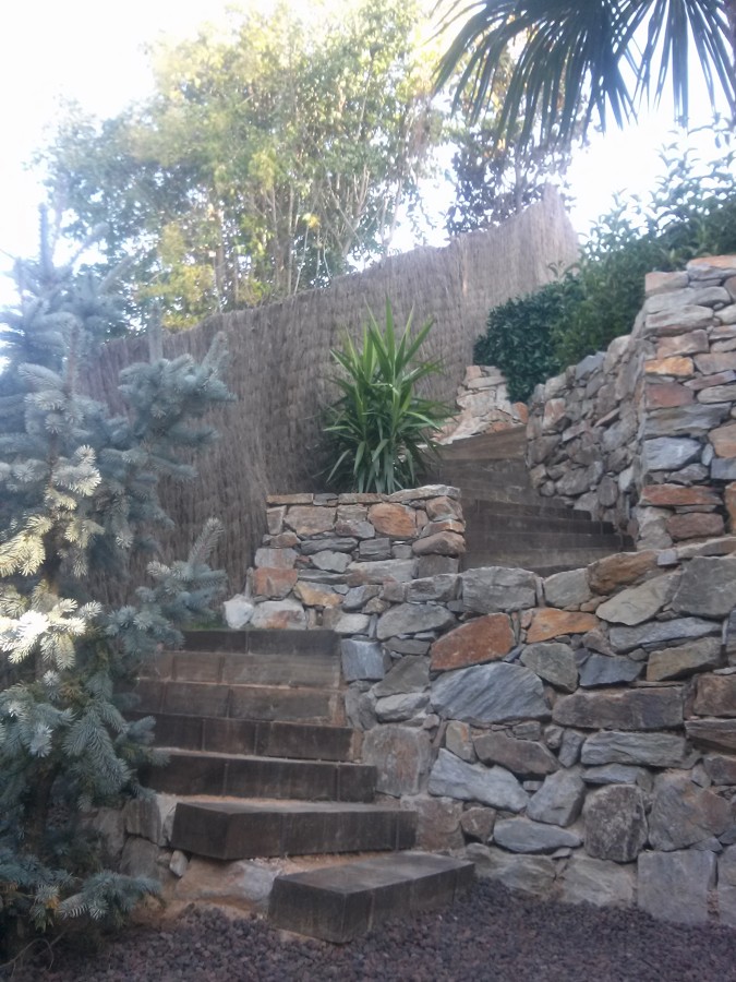 MUROS DE PIEDRA Y ESCALERAS DE TRAVIESAS.