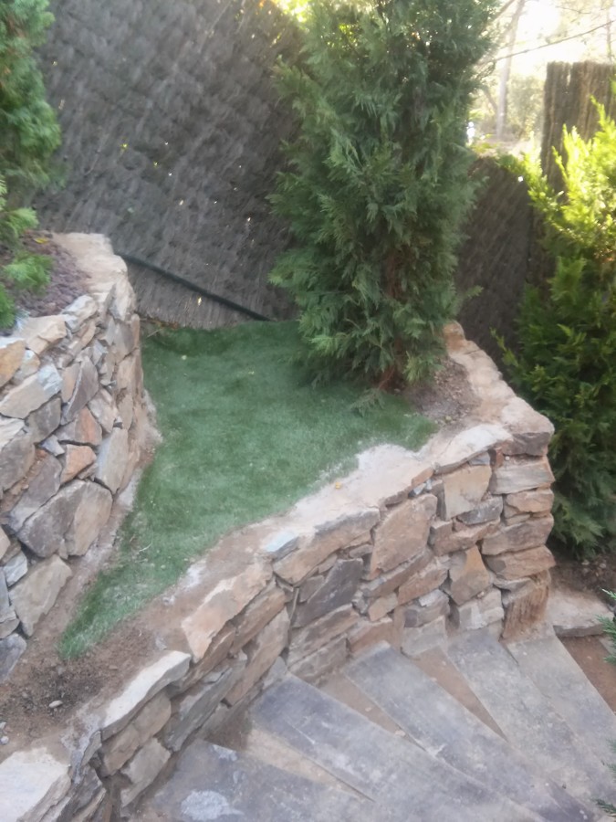 MUROS DE PIEDRA Y ESCALERAS DE TRAVIESAS.