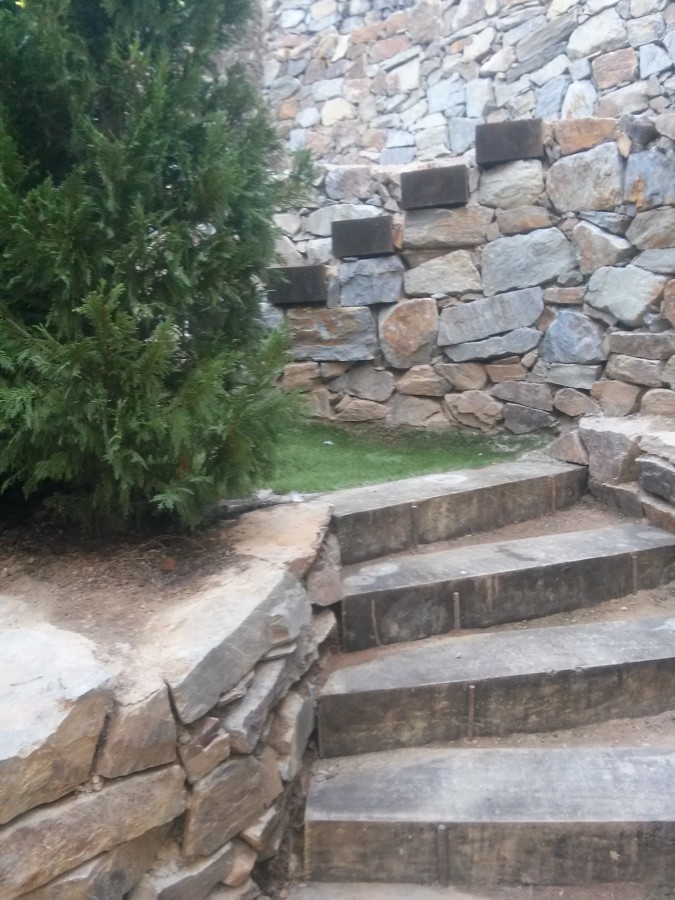 MUROS DE PIEDRA Y ESCALERAS DE TRAVIESAS.