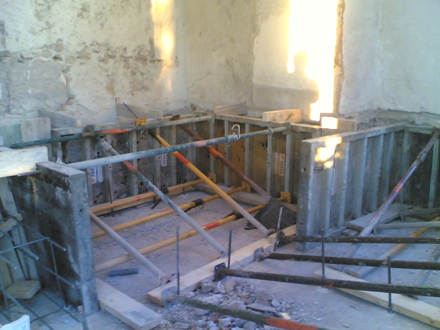 Muros de refuerzo de fachada y asentamiento forjado sanitario