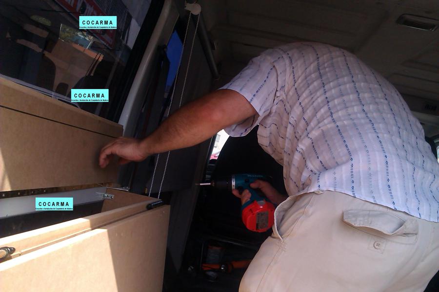 Asegurando a las paredes del furgón