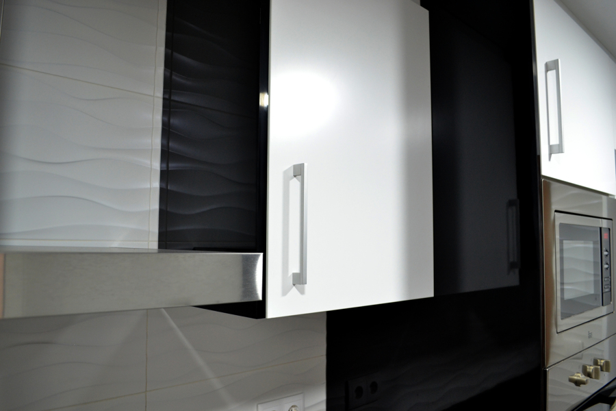 Contrastes Lacado Brillo, INOX, y Textura en alicatados porcelánicos