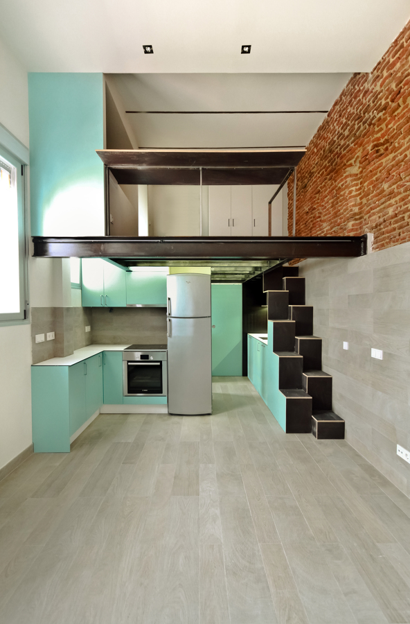 Vista general del salón, cocina y entreplanta