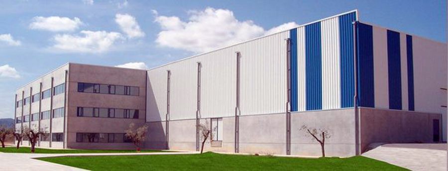 Nave industrial con oficinas.