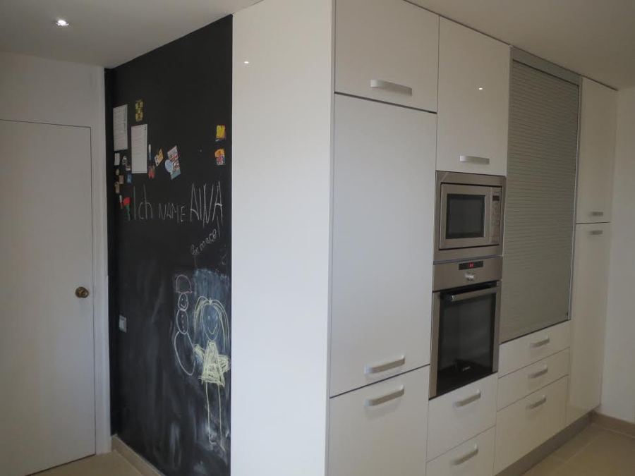 Nevera empotrada y pizarra