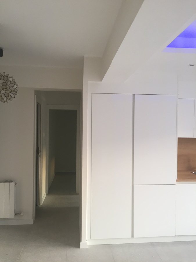 NEVERA PANELADA OCULTA CON ZÓCALO BAJÍSMO.