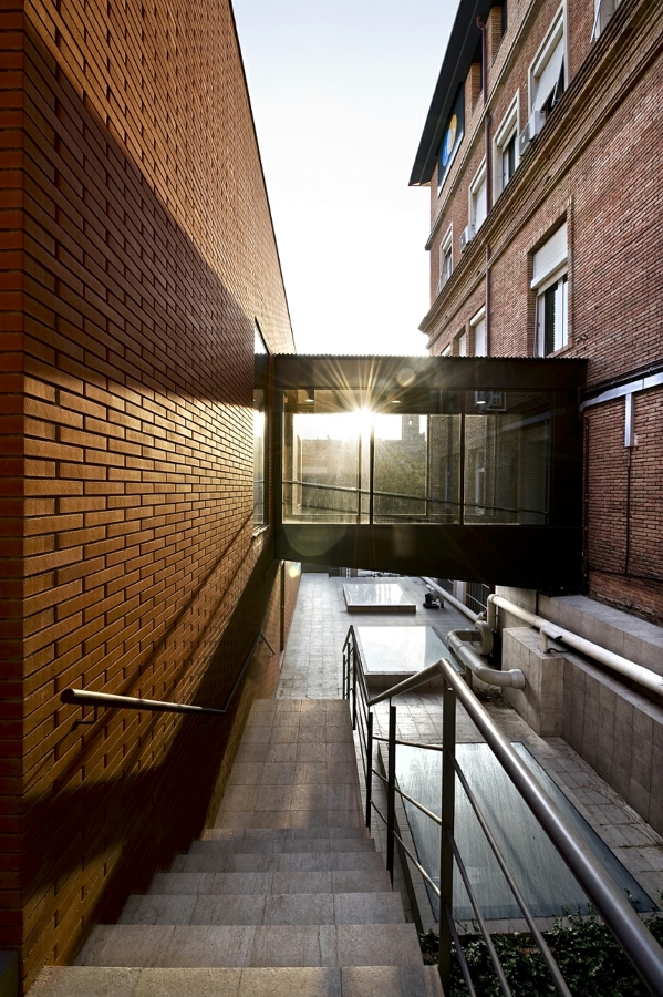 nexo con edificio antiguo