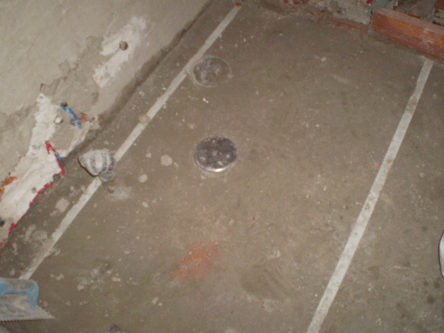 Nivelacion del suelo con pasta de cemento en cuarto de baño