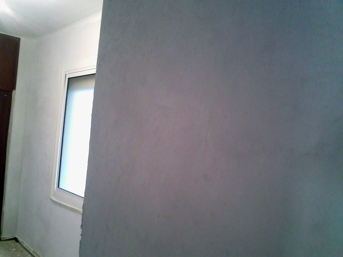 Paredes de habitación lisas y preparadas para pintar