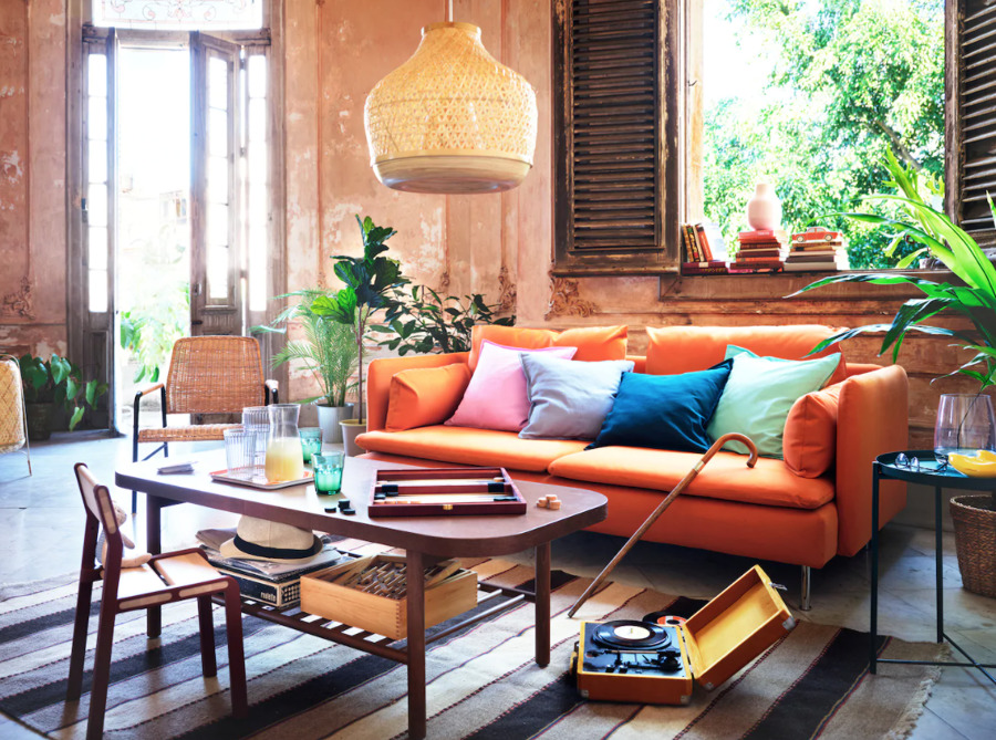 Novedades verano 2020 IKEA: salón con funda naranja.