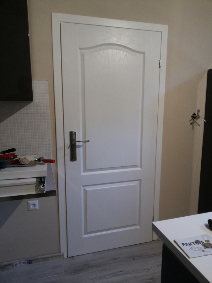 nsItalación de Puerta de acceso a Despensa y aseo de cocina