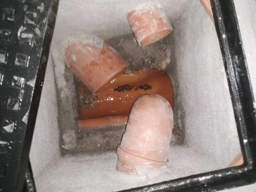 nuena arqueta con salida de tubos a desaguar a nueva canalizacion