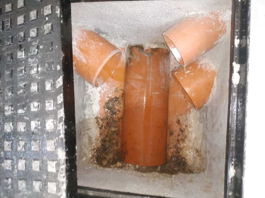 nueva arqueta con su canalización, enfoscada y tapa de hierro fundido