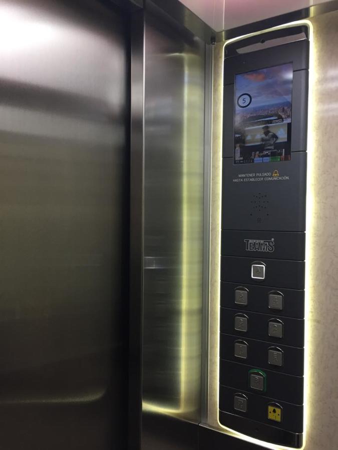 Nueva botonera de cabina con display multimedia