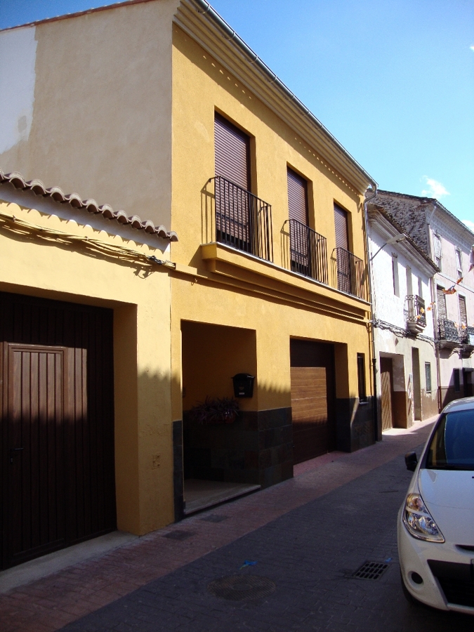 Nueva construcción de casa con piscina.