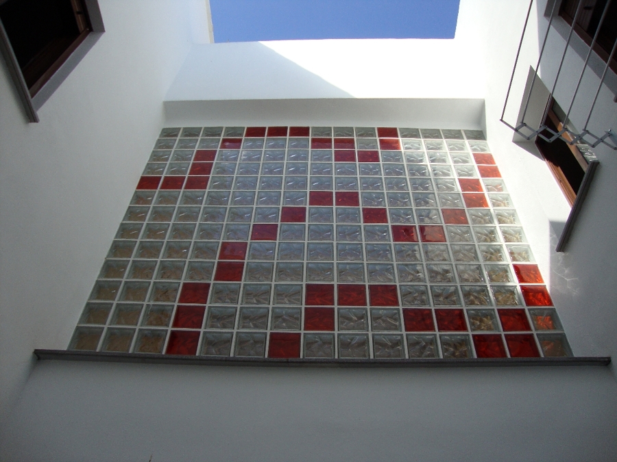 Nueva construcción de casa con piscina.