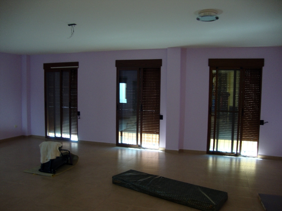 Nueva construcción de casa con piscina.