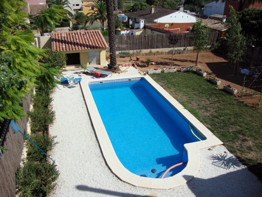 Nueva construcción de casa con piscina.