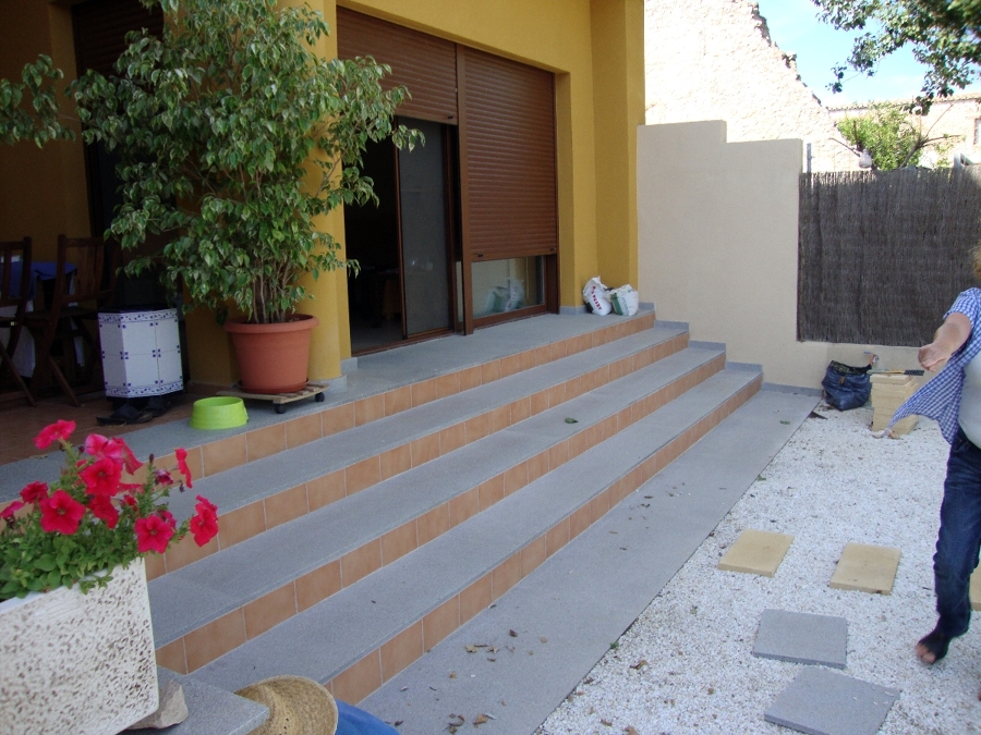 Nueva construcción de casa con piscina.