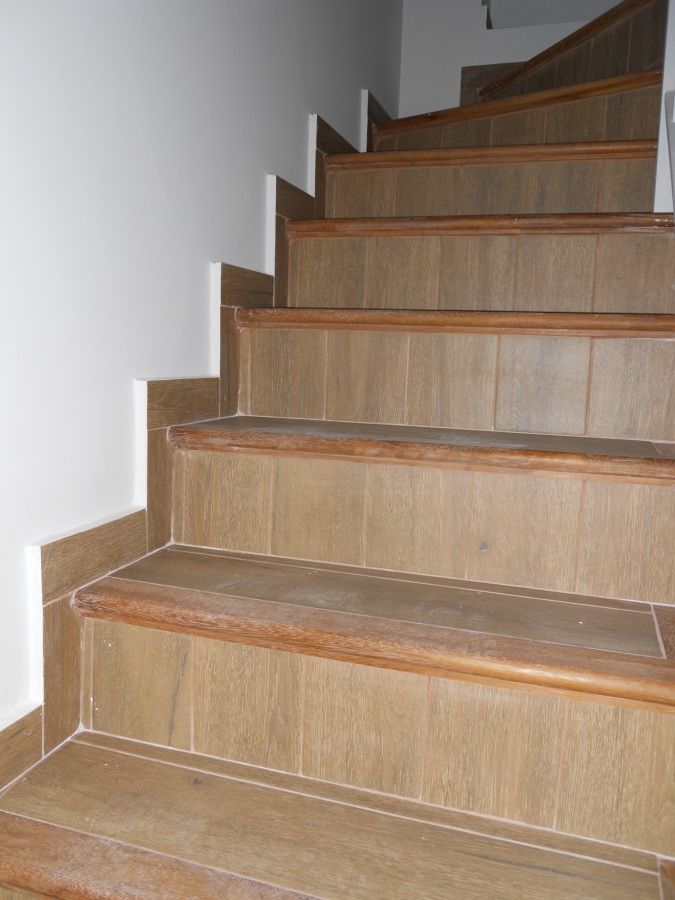 Nueva escalera de mamperlanes de madera y porcelánico imitación madera