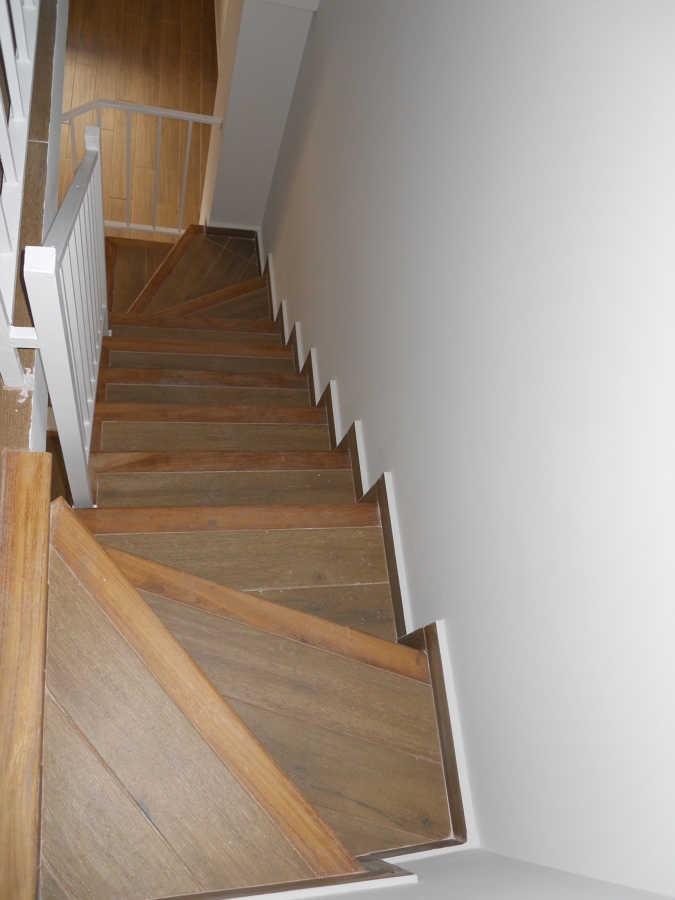 Nueva escalera de mamperlanes de madera y porcelánico imitación madera