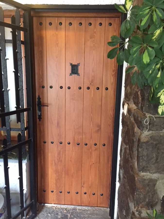 Nueva puerta de entrada con la misma mirilla de la antigüa con valor sentimental
