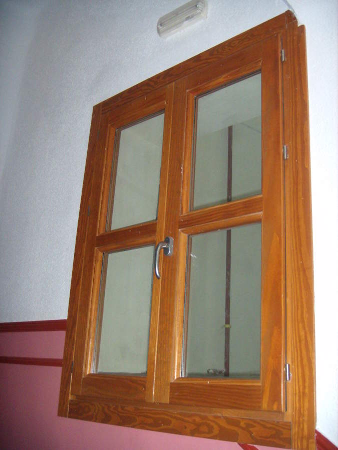 Nueva ventana de madera de la caja de escaleras