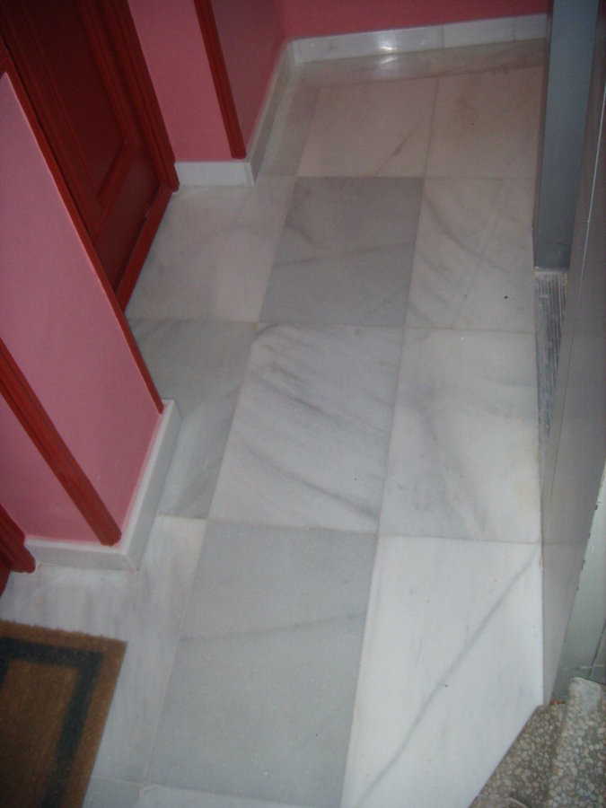 Nuevo pavimento de mármol del zaguán del edificio