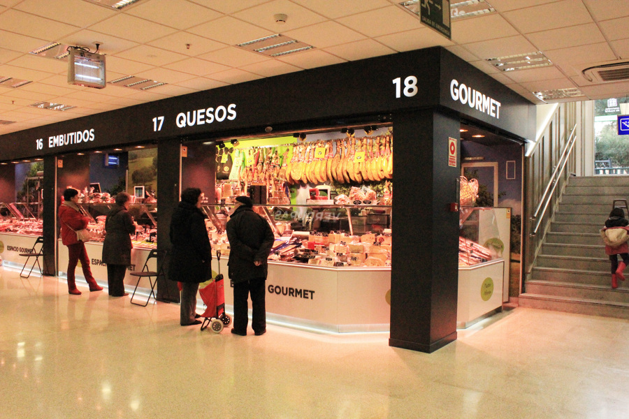 Nuevo puesto de charcutería, junto a uno de los accesos del mercado