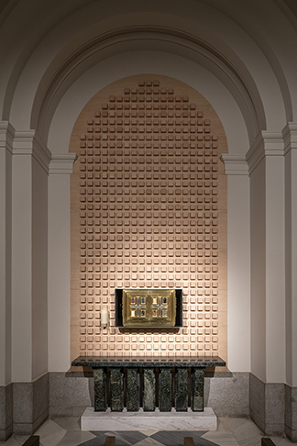 Nuevo sagrario realizado con revestimiento de madera microperforada acústica