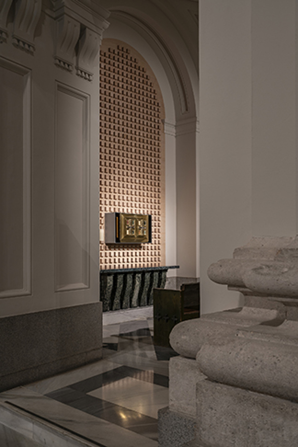 Nuevo sagrario realizado con revestimiento de madera microperforada acústica