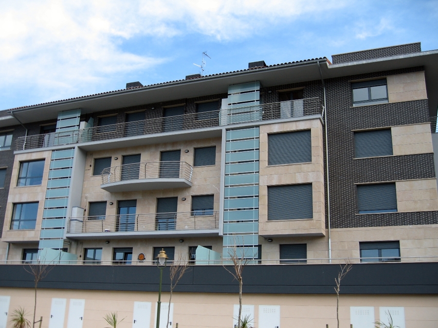 obra con persianas de aluminio laminado